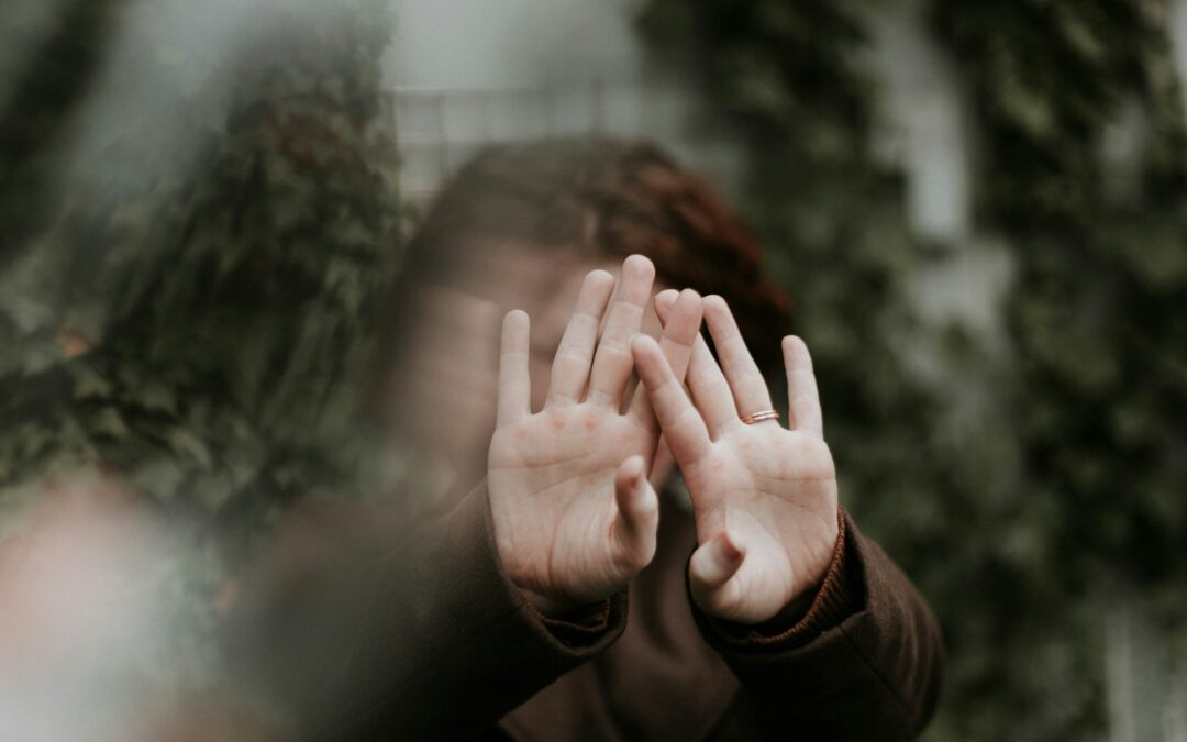 Przełamywanie nieśmiałości – Jak hipnoterapia pomaga zbudować pewność siebie?